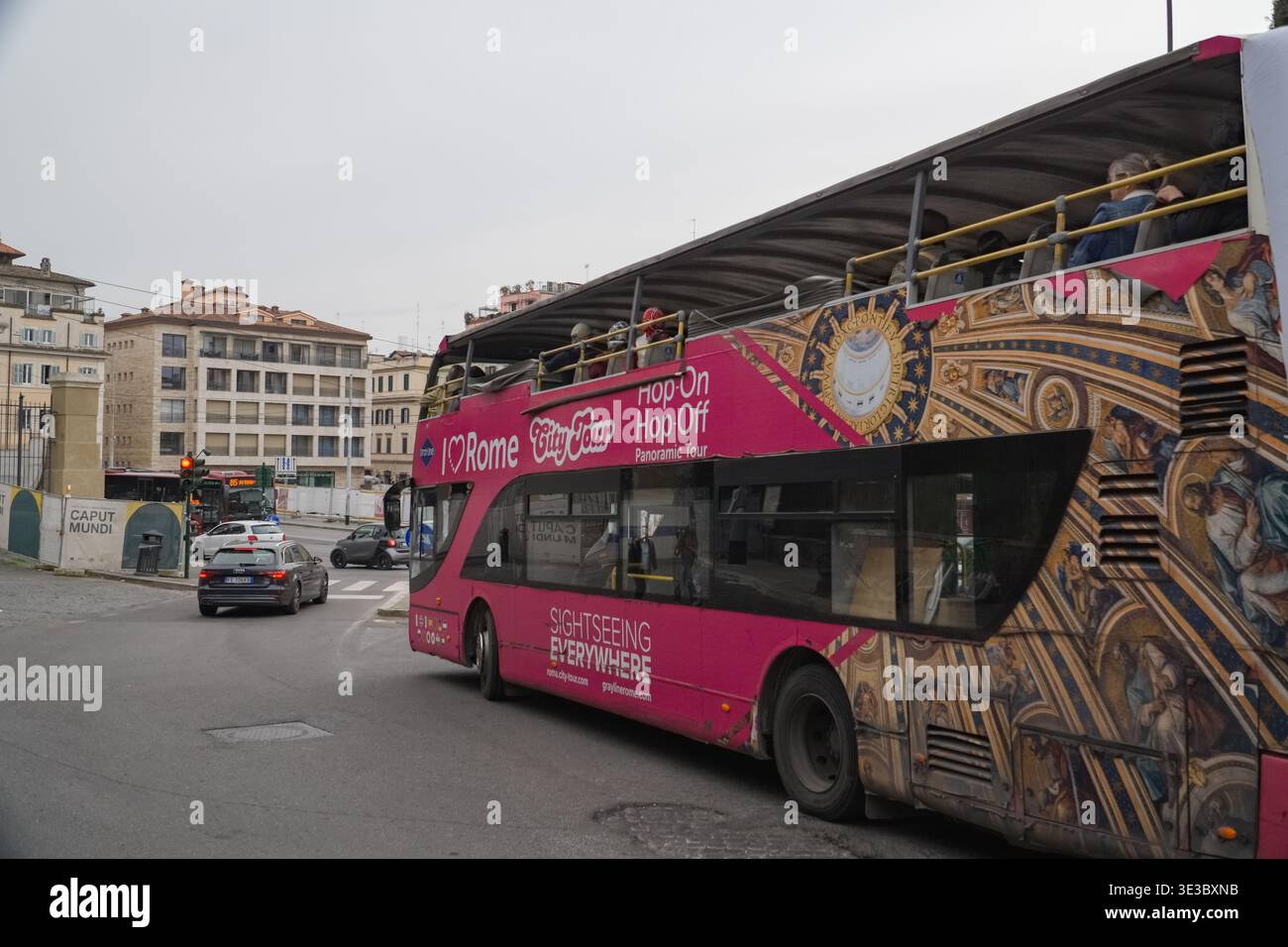 I Love Rome City Tour Doppeldeckerbus mit offenem Oberdeck und Deckendekoration im Vatikanischen Stil auf den Straßen von Rom, Italien. Stockfoto