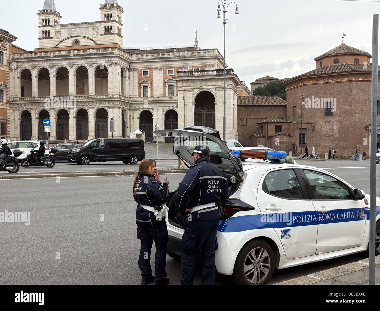 Polizia Roma Capitale Offiziere mit dem Auto. Palazzo Massimo alle Terme und Santa Maria degli Angeli im Hintergrund, Rom, Italien. Stockfoto