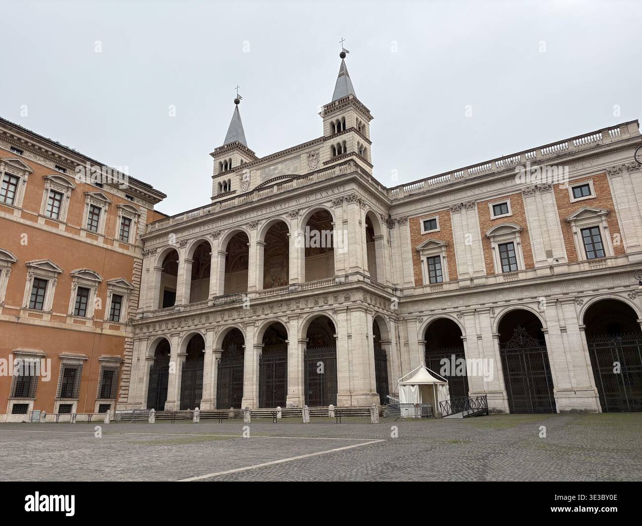 Basilica di San Giovanni in Laterano-Fassade. Rom, Italien. Äußere Architektur der päpstlichen Archbasilika, Bogengang, leerer Platz. Stockfoto