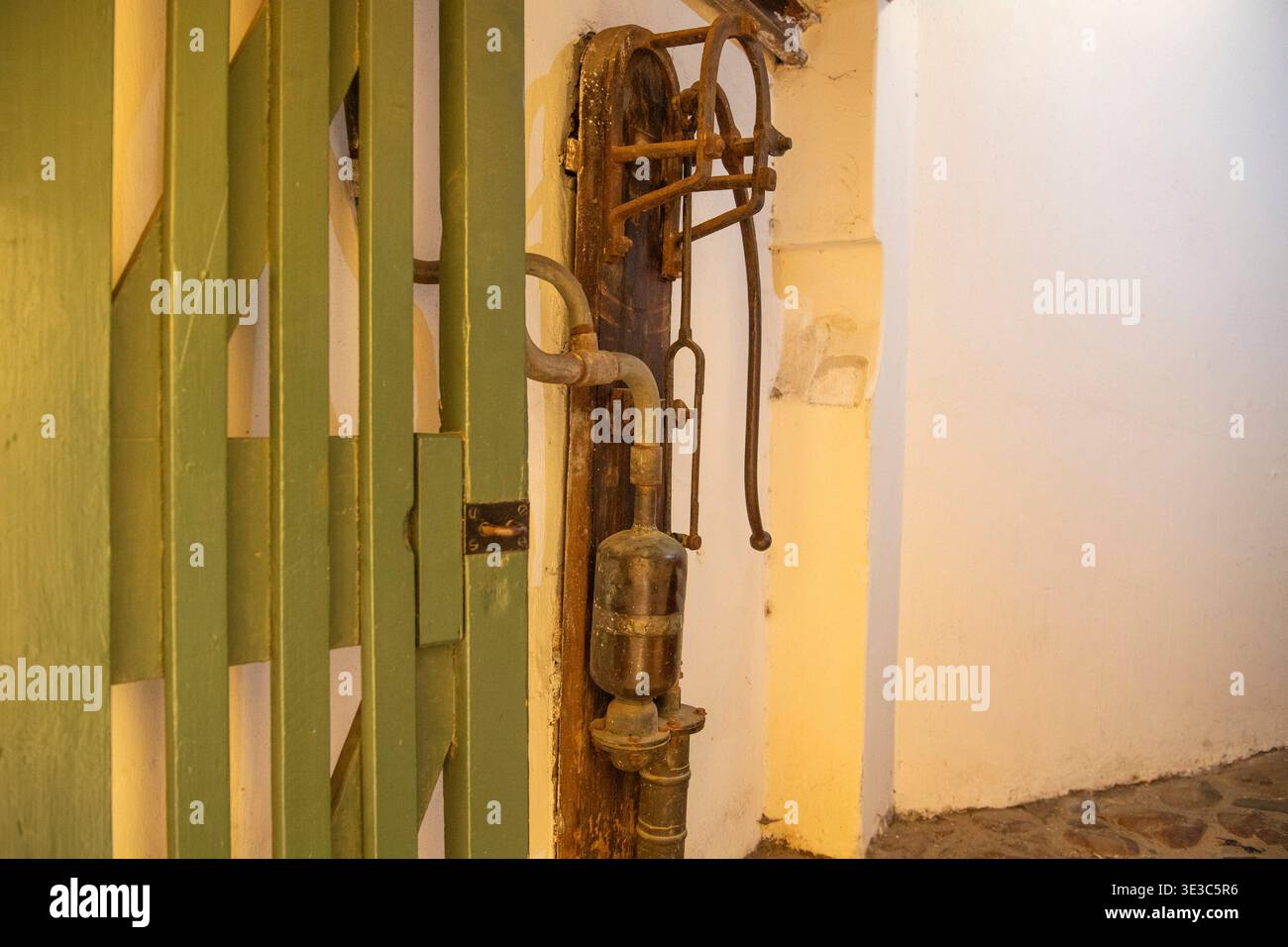 Handpumpe am Brunnen im Schloss der Guten Hoffnung, Kapstadt, Südafrika Stockfoto