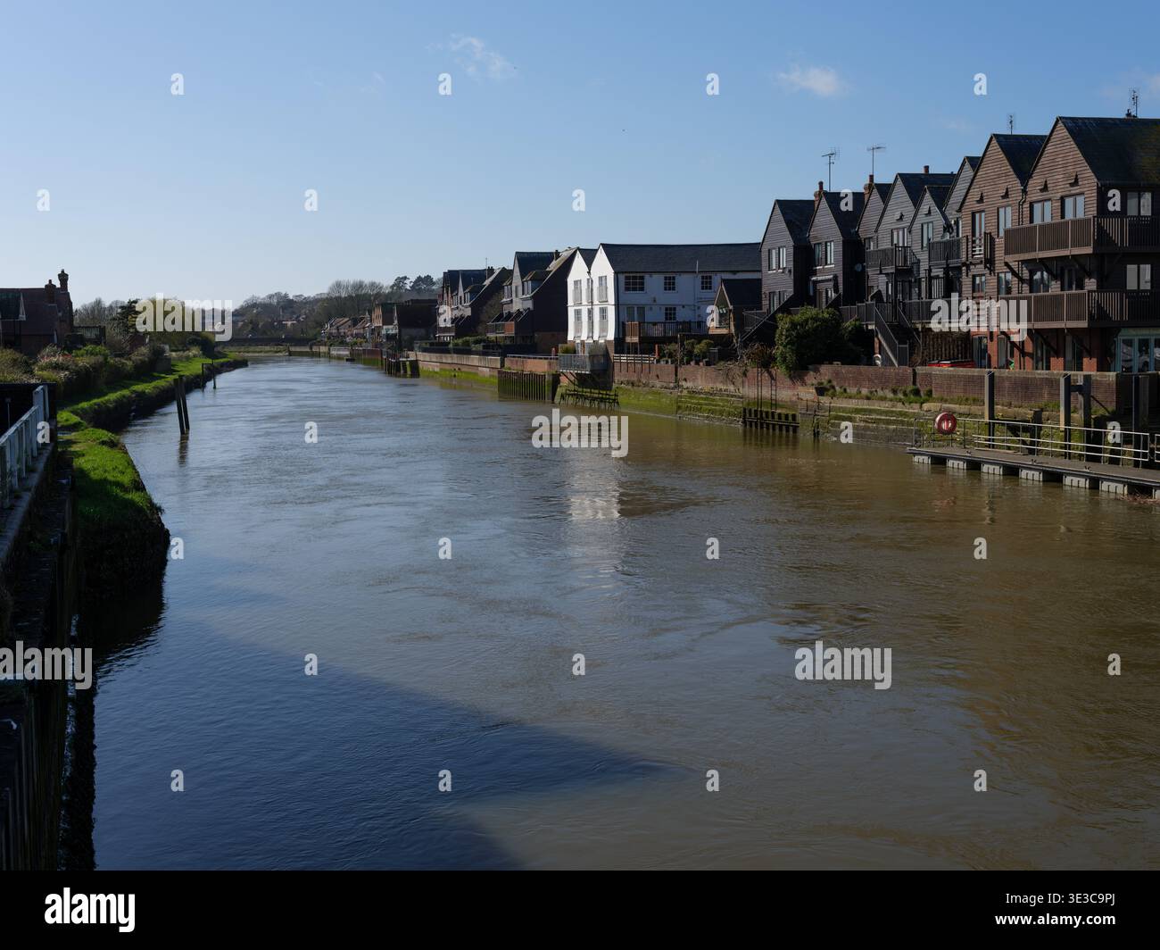 Ein Blick von der Queen Street Bridge auf den Fluss Arun und die flachen Flüsse entlang des Flusses in Arundel West Sussex England. Stockfoto