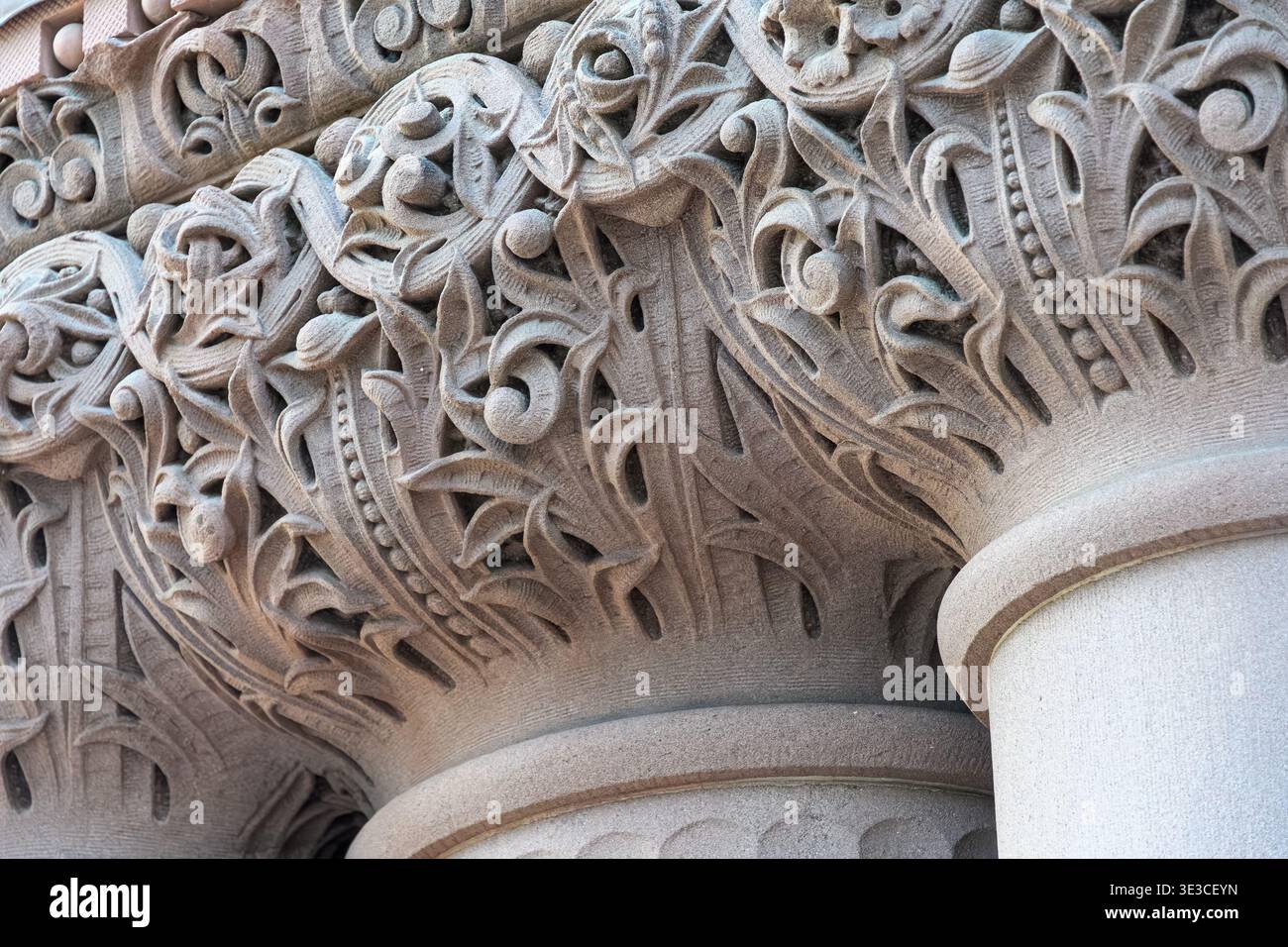 Die aufwändig geschnitzte Steinhauptstadt zeigt dichte Blumen- und Weinmuster mit mehrschichtigen dekorativen Details an der Spitze einer Säule. Details zum alten Stockfoto