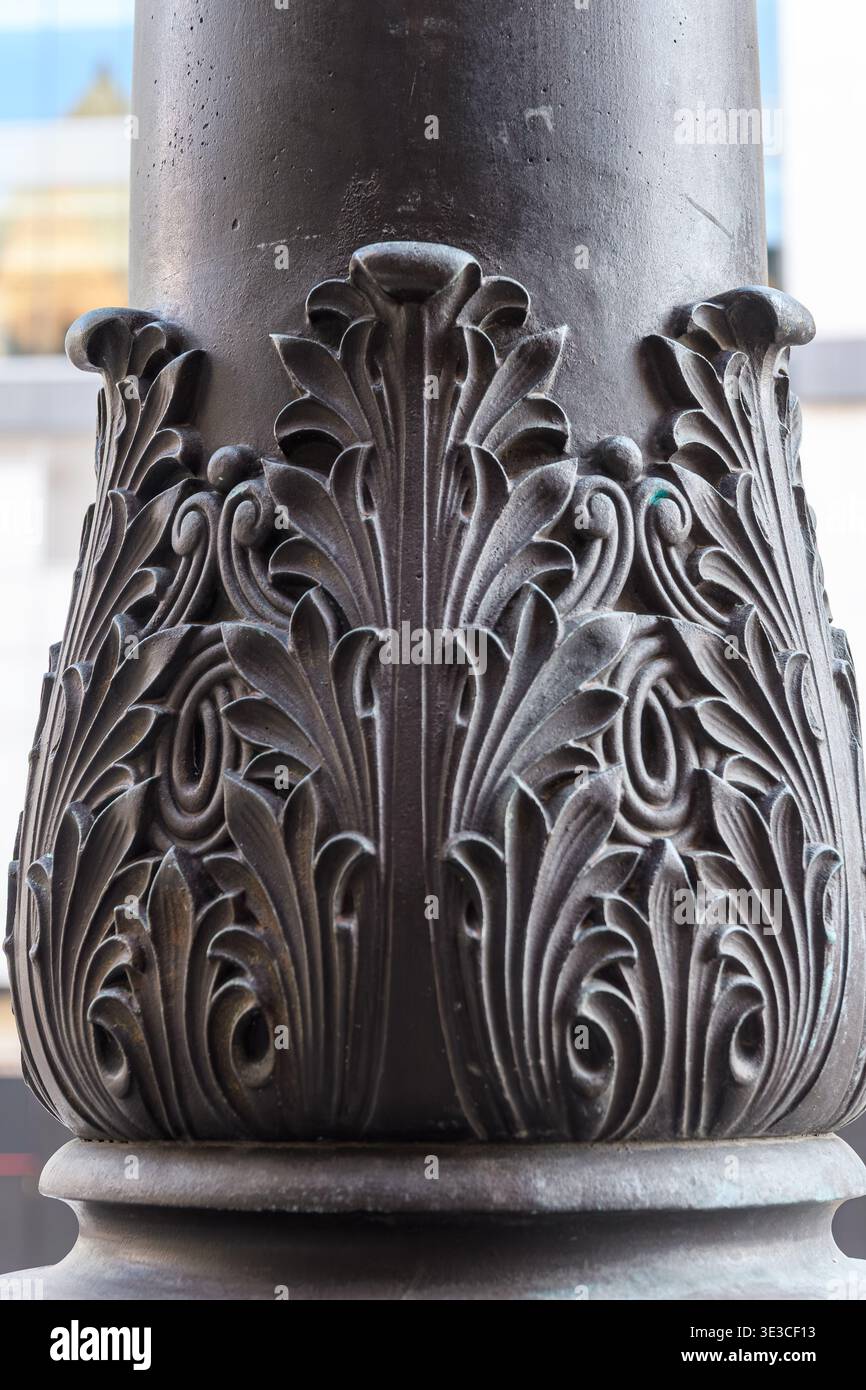 Dekorative Metallpfosten mit symmetrischen Blättern und Scrollmustern im erhöhten Relief um die Säule. Detail des Alten Rathauses, ein Erbe l Stockfoto