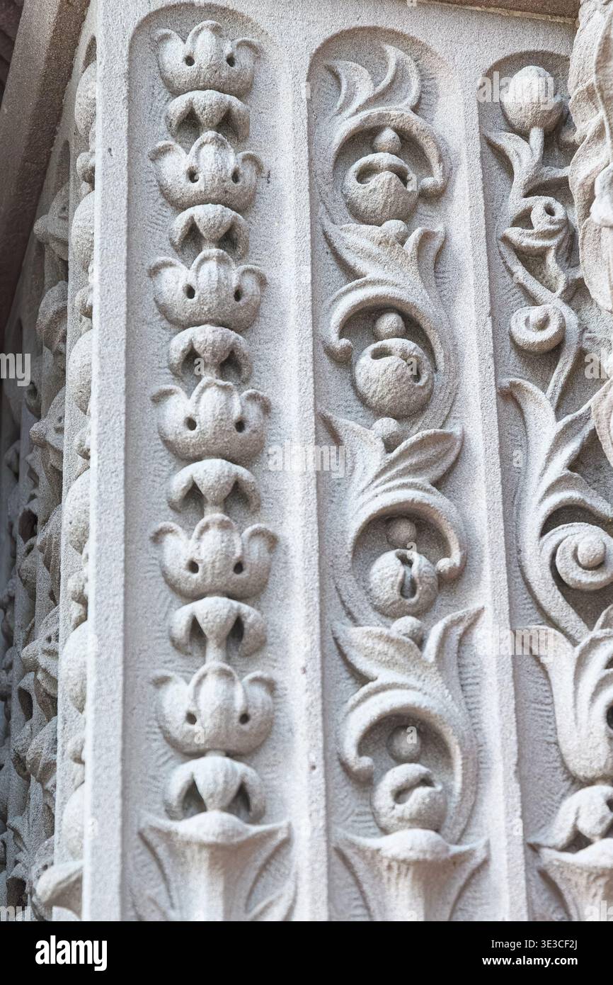 Die detaillierte Steinsäule zeigt vertikale Bänder mit geschnitzten Blumenmotiven und sich wiederholenden ornamentalen Mustern im Relief. Detail des Alten Rathauses, ein Erbe Stockfoto