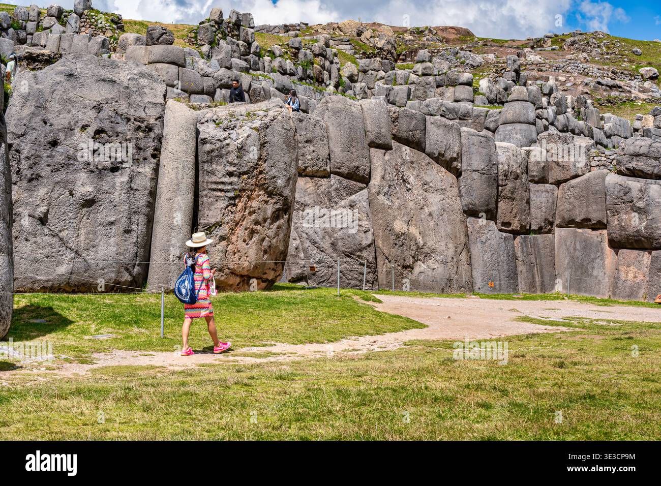 Cusco, Peru - 22. März 2025: Touristen, die sich die beeindruckenden megalithischen Steinmauern von Sacsayhuaman in Cusco, Peru, ansehen Stockfoto