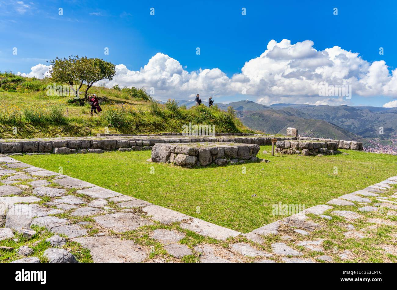 Cusco, Peru - 22. März 2025: Malerischer Blick von der archäologischen Stätte Sacsayhuaman in Cusco, Peru Stockfoto