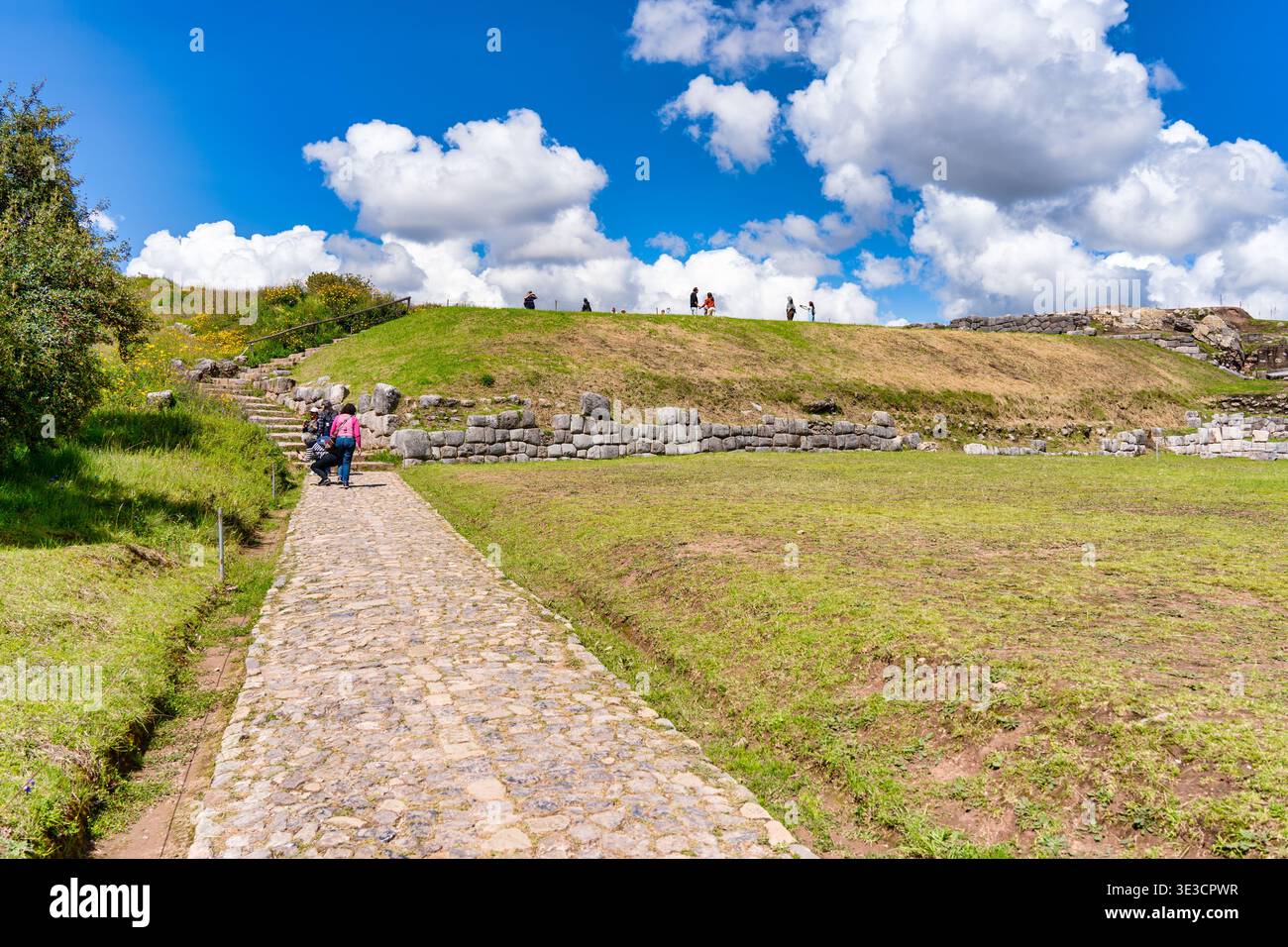 Cusco, Peru - 22. März 2025: Gruppen von Touristen besuchen die antike Inka-Festung Sacsayhuaman mit Blick auf Cusco im Heiligen Tal Stockfoto