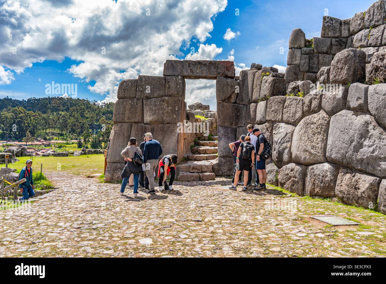 Cusco, Peru - 22. März 2025: Gruppen von Touristen besuchen die antike Inka-Festung Sacsayhuaman mit Blick auf Cusco im Heiligen Tal Stockfoto