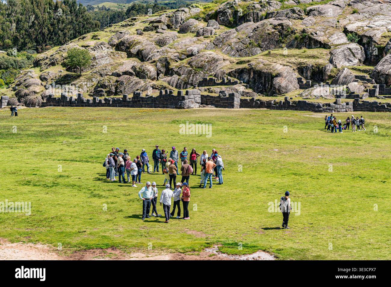 Cusco, Peru - 22. März 2025: Gruppen von Touristen besuchen die antike Inka-Festung Sacsayhuaman mit Blick auf Cusco im Heiligen Tal Stockfoto