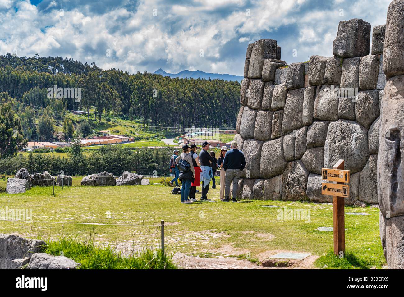 Cusco, Peru - 22. März 2025: Gruppen von Touristen besuchen die antike Inka-Festung Sacsayhuaman mit Blick auf Cusco im Heiligen Tal Stockfoto