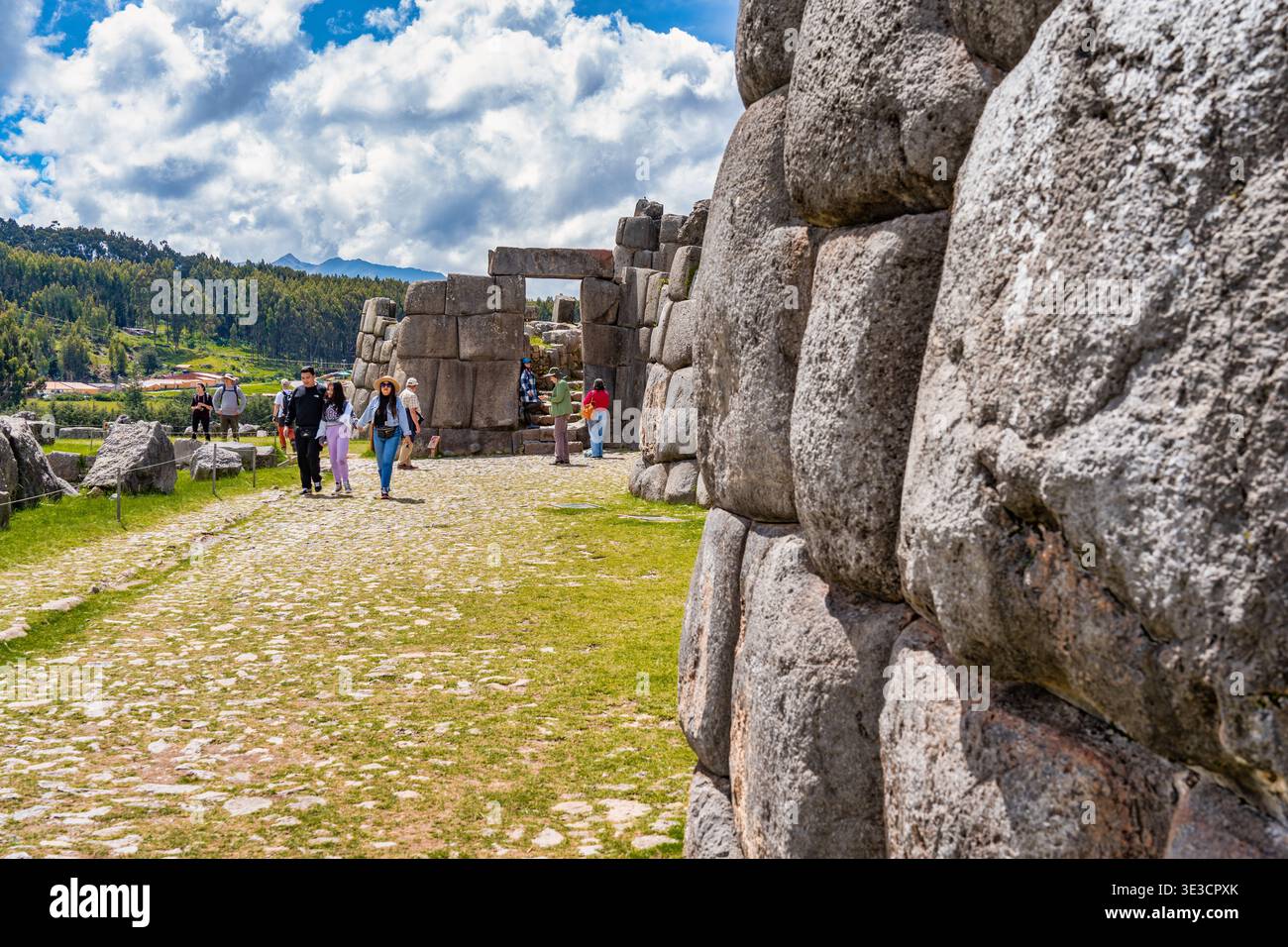 Cusco, Peru - 22. März 2025: Gruppen von Touristen besuchen die antike Inka-Festung Sacsayhuaman mit Blick auf Cusco im Heiligen Tal Stockfoto