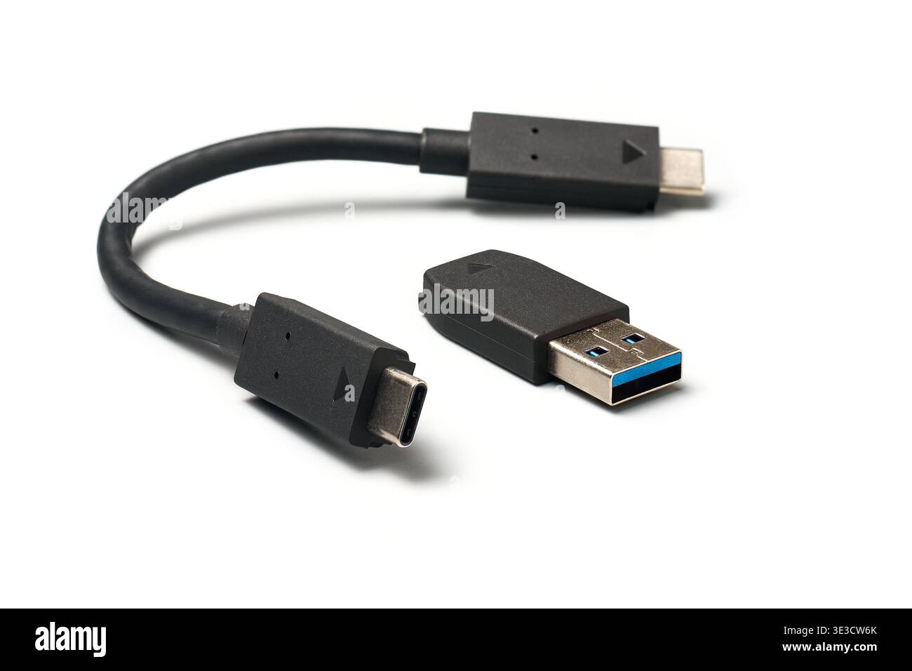 usb-C-Kabel und Adapter isoliert, weißer Hintergrund, schwarze Kunststoffkonstruktion aus Metall mit usb-A-Konverter, Seitenansicht mit Weichfokus Stockfoto