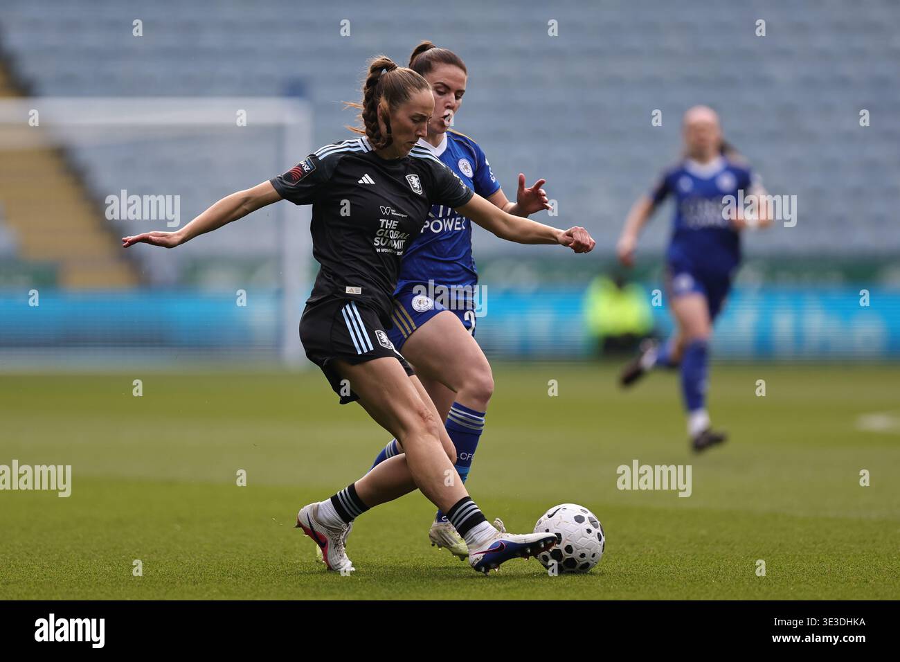King Power Stadium, Leicester am Sonntag, 22. März 2026. Lucy Parker von Aston Villa spielt den Ball unter dem Druck von Shannon OÕBrien aus Leicester City während des Barclays FA Womens Super League-Spiels zwischen Leicester City Women und Aston Villa Women im King Power Stadium, Leicester, am Sonntag, den 22. März 2026. Quelle: James Holyoak/Alamy Live News Stockfoto