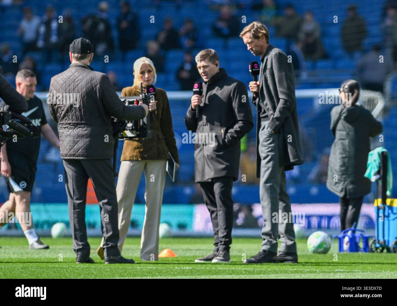 Fernsehexperten und ehemalige Spieler Steven Gerrard und Peter Crouch während des Premier League-Spiels zwischen Brighton und Hove Albion und Liverpool im American Express Stadium , Brighton , UK - 21. März 2026 Credit Simon Dack / Teleobjektive nur redaktionelle Verwendung. Kein Merchandising. Für Football Images gelten Einschränkungen für FA und Premier League, inc. Keine Internet-/Mobilnutzung ohne FAPL-Lizenz. Weitere Informationen erhalten Sie bei Football Dataco Stockfoto