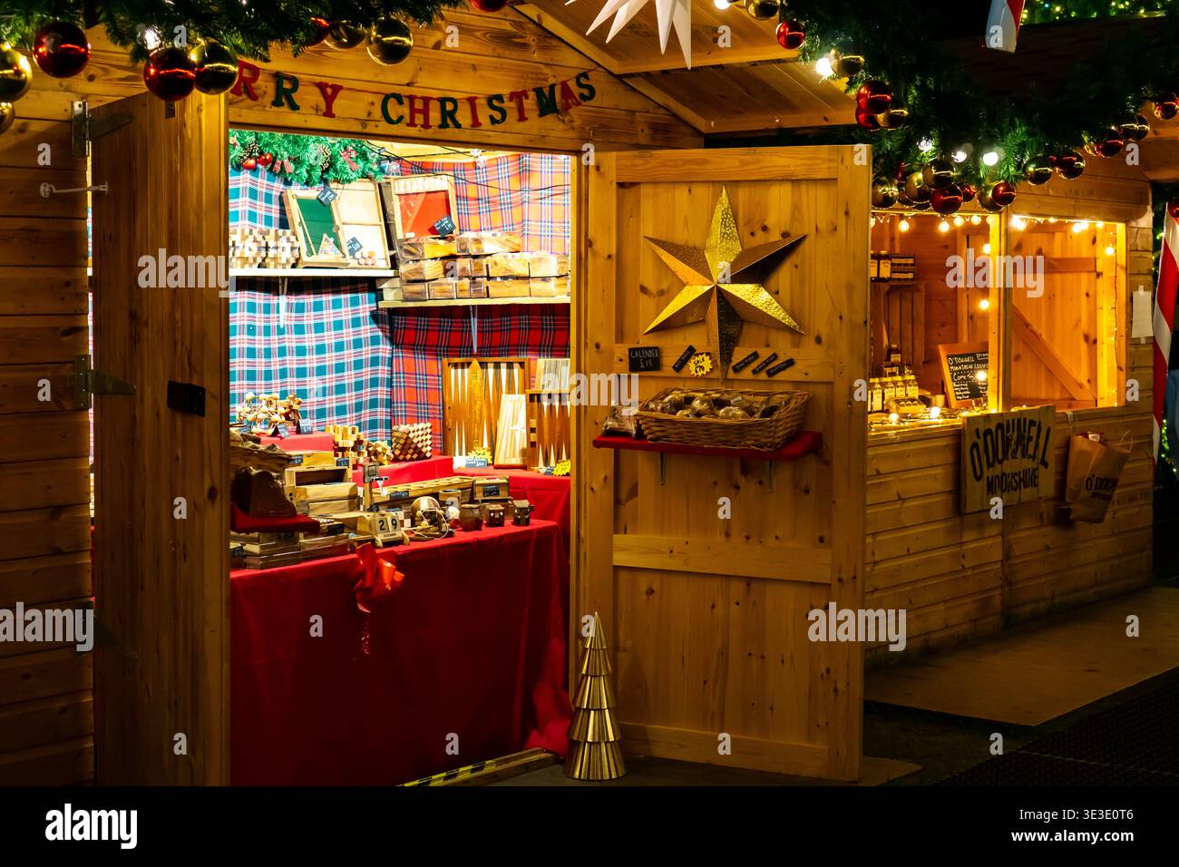 Weihnachtsmarkt in Cambridge bei Nacht mit festlicher Dekoration und Holzwerkskunst Stockfoto