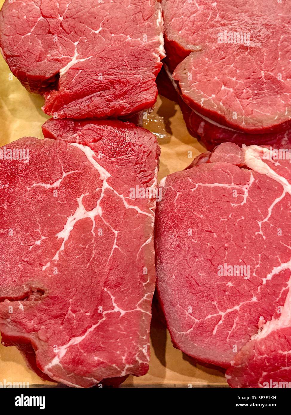 Nahaufnahme von Filet Mignon Steaks auf einem Marktstand. Keine Personen. - Smartphone-aufgenommenes Stockfoto