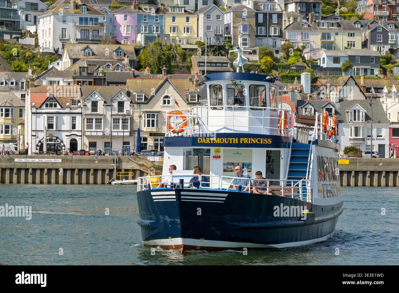 Dartmouth, Devon, England, Großbritannien - 24. April 2025: Kleine Fähre Dartmouth Princess überquert den Fluss Dart von Dartmouth nach Kingswear Stockfoto