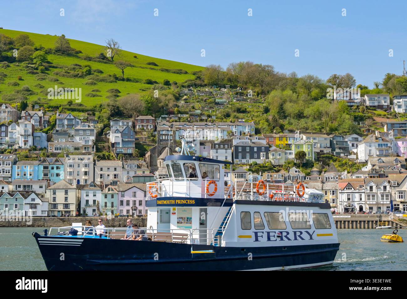 Dartmouth, Devon, England, Großbritannien - 24. April 2025: Kleine Fähre Dartmouth Princess überquert den Fluss Dart von Dartmouth nach Kingswear Stockfoto
