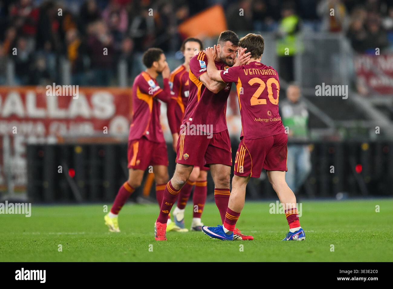 Rom, Italien. März 2026. Olimpico Stadium, Rom, Italien - die Spieler der Roma feiern ihren Sieg am Ende des Spiels während der Serie A Enilive Football Match, Roma vs Lecce, 22. März 2026 (Foto: Roberto Ramaccia/SIPA USA) Credit: SIPA USA/Alamy Live News Stockfoto