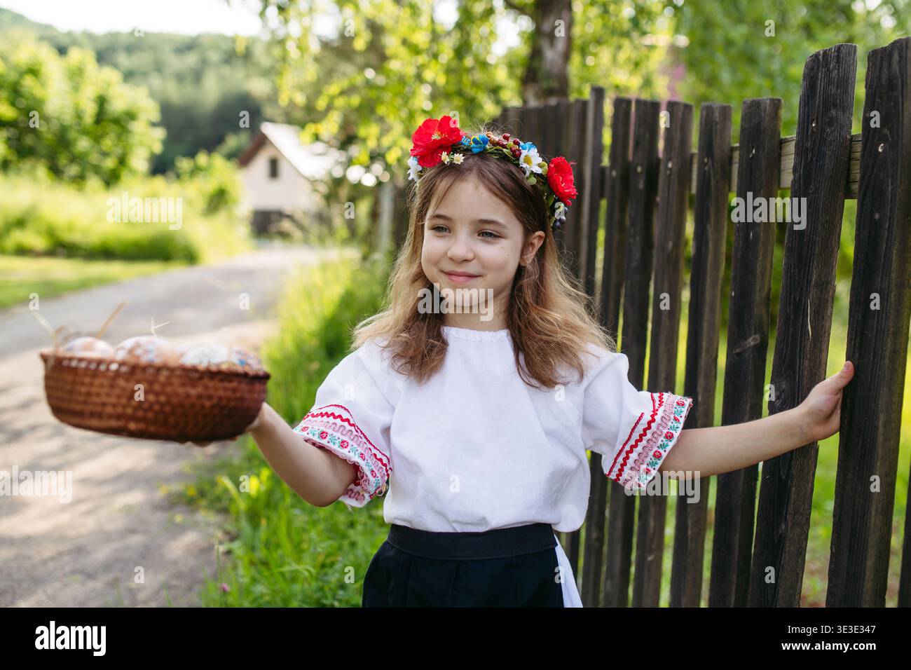 Mädchen in Volkstracht mit traditionellen slowakischen Ostereiern, die mit volkstümlichen Mustern verziert sind. Stockfoto