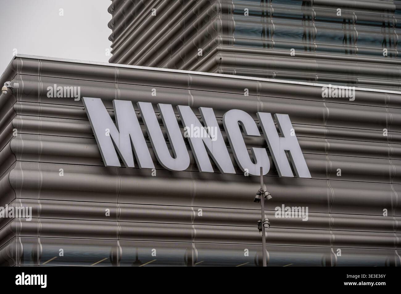Oslo, Norwegen - 11. März 2026: Außenbeschilderung am neuen Munch Museum in Olso Norwegen. Stockfoto