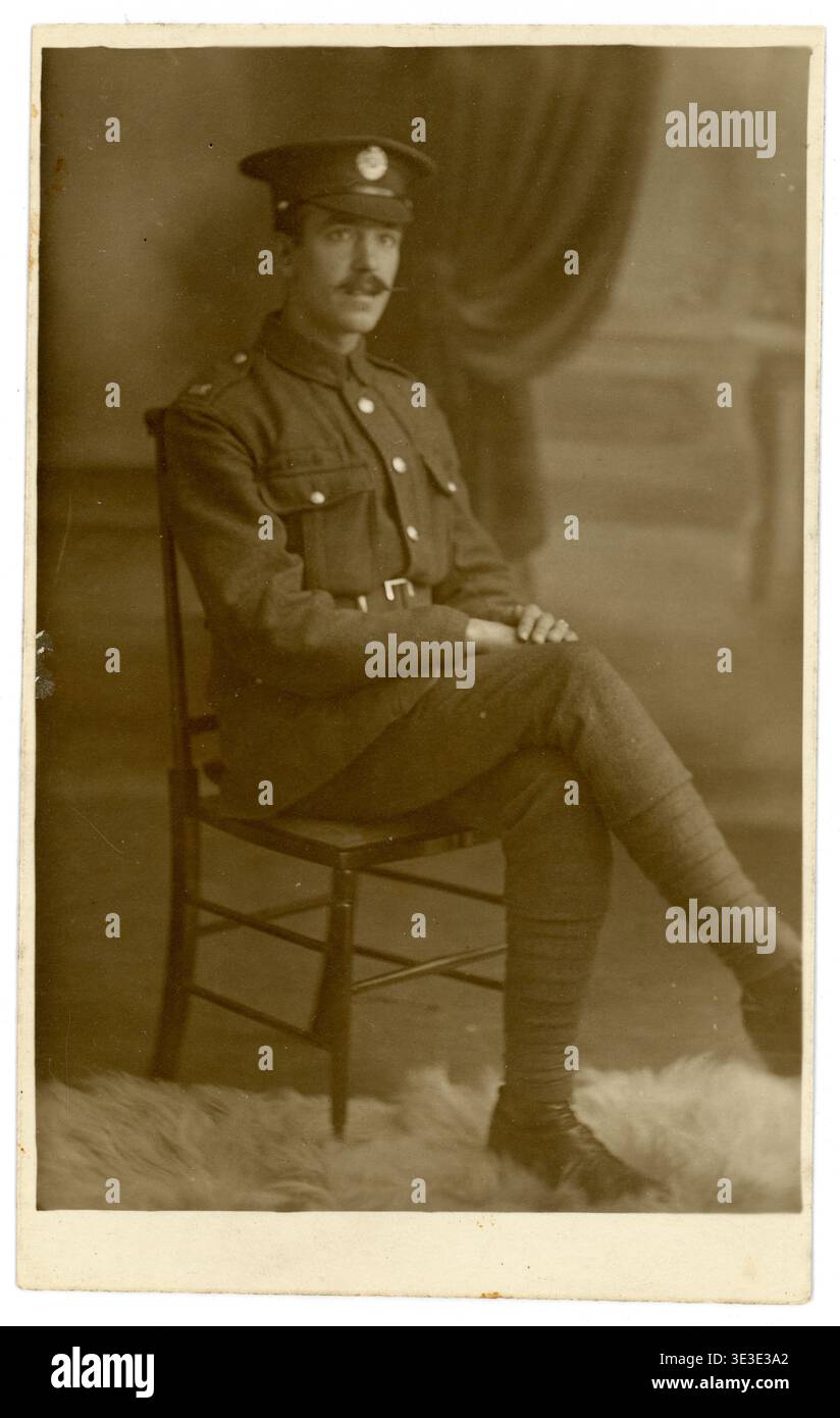 Britischer Soldat, Soldaten, Rekrut, in britischer Armeeuniform, Mütze. Das Londoner Regiment der 1900er Jahre. 1900 aus dem Jahr 1916, Großbritannien. Stockfoto
