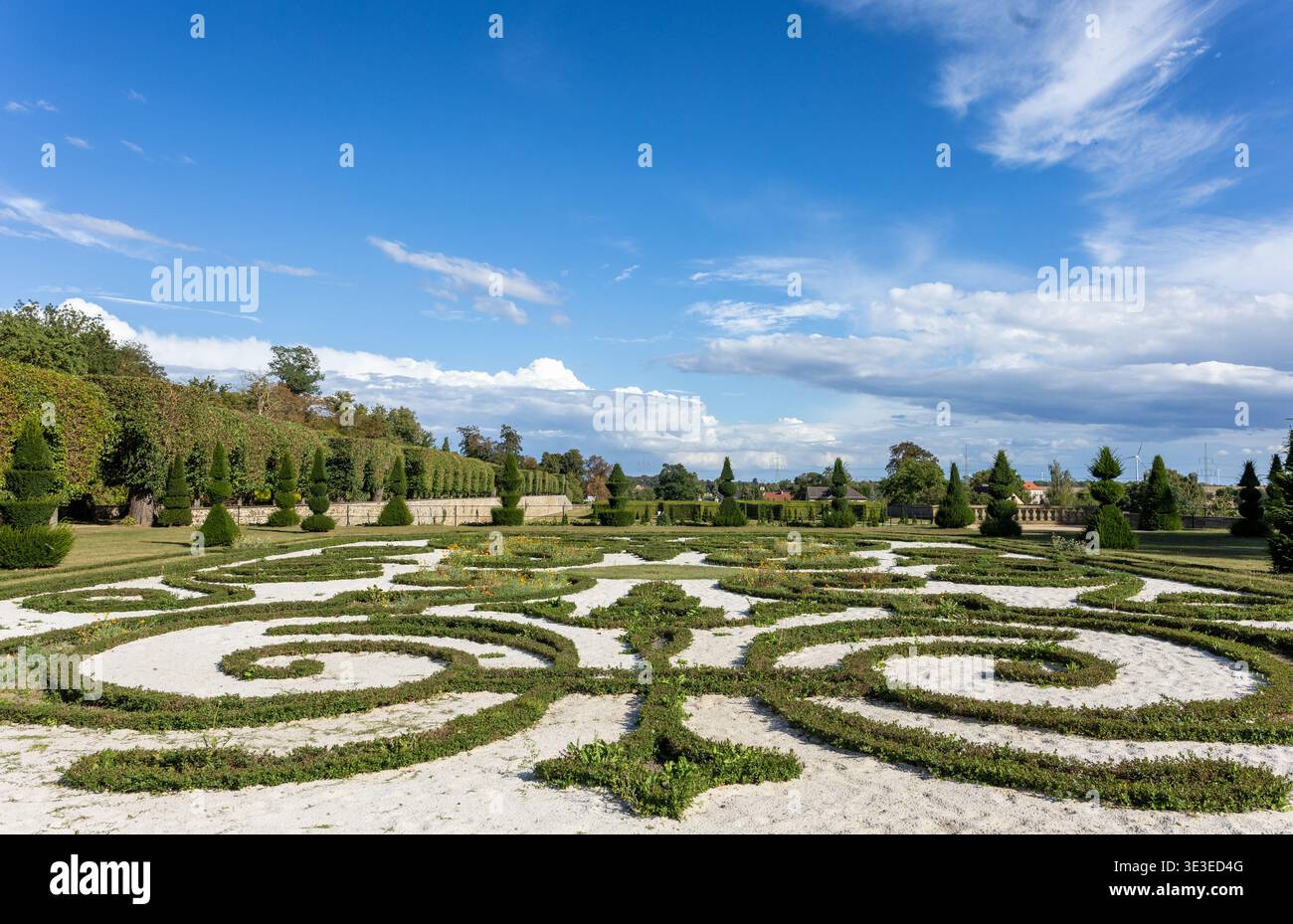 Formeller Garten mit geometrischen Mustern Landschaftsgestaltung symmetrisches Design Park Outdoor-Architekturkonzept Stockfoto