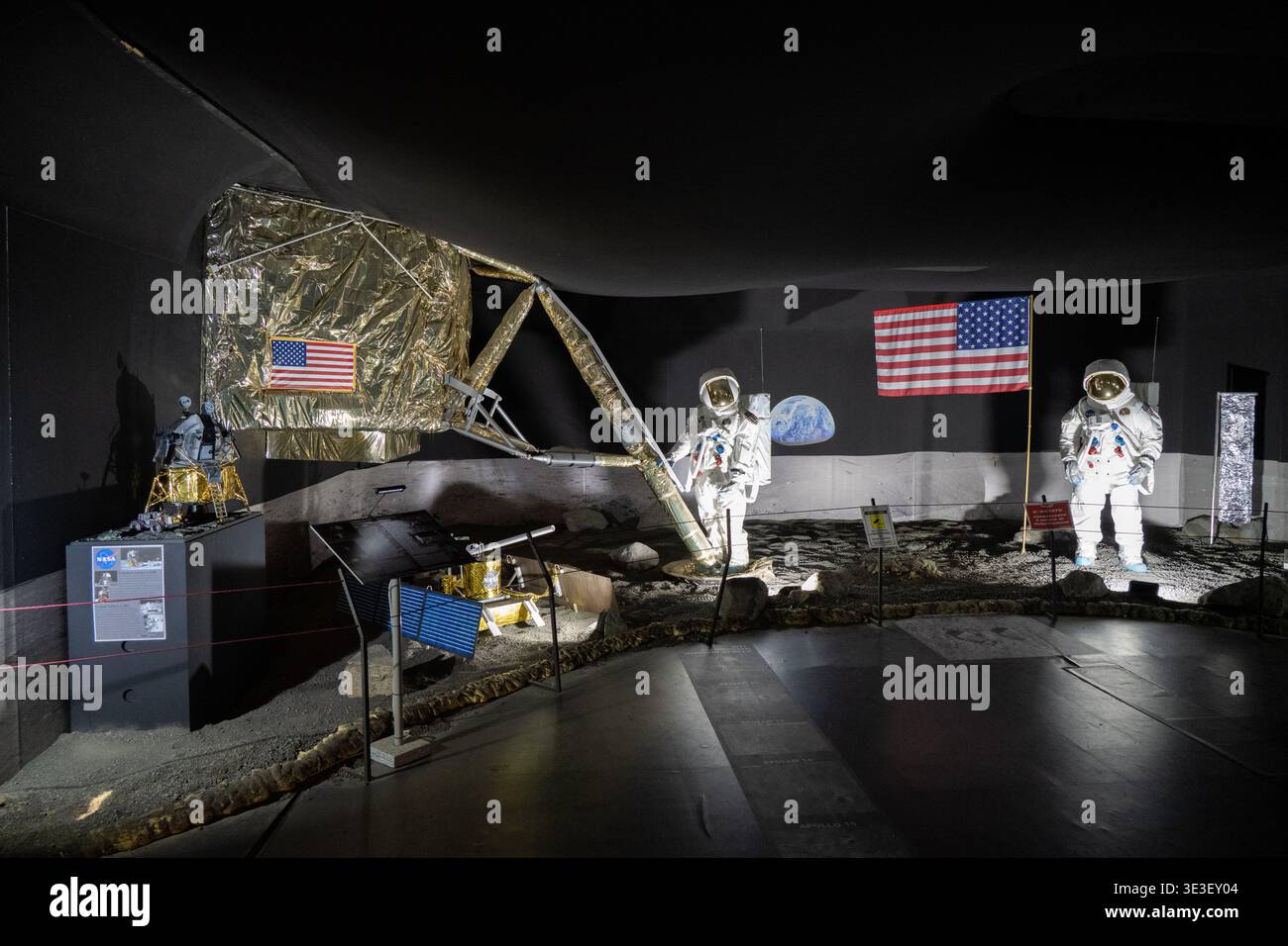 Somma Lombardo, Italien 24. März 23: Ausstellung zum Thema Mondlandung mit Astronautenfiguren und Nachbildung des Mondmoduls im Volandia Park and Flight Museum, S. Stockfoto