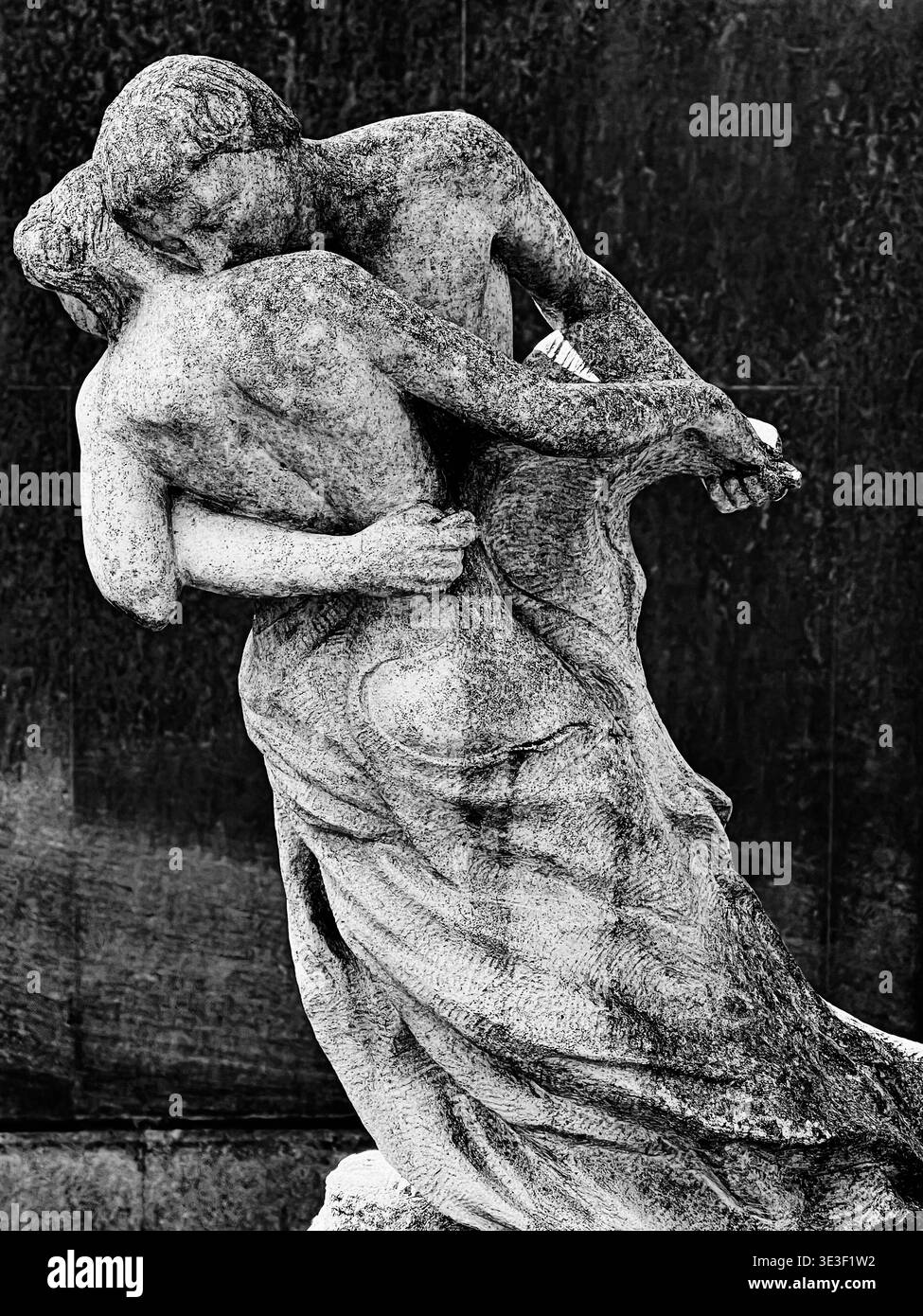 Die Gedenkstatue zeigt die letzte Romantik eines Paares, das auf dem Friedhof Pere Lachaise in Paris tanzt. Stockfoto