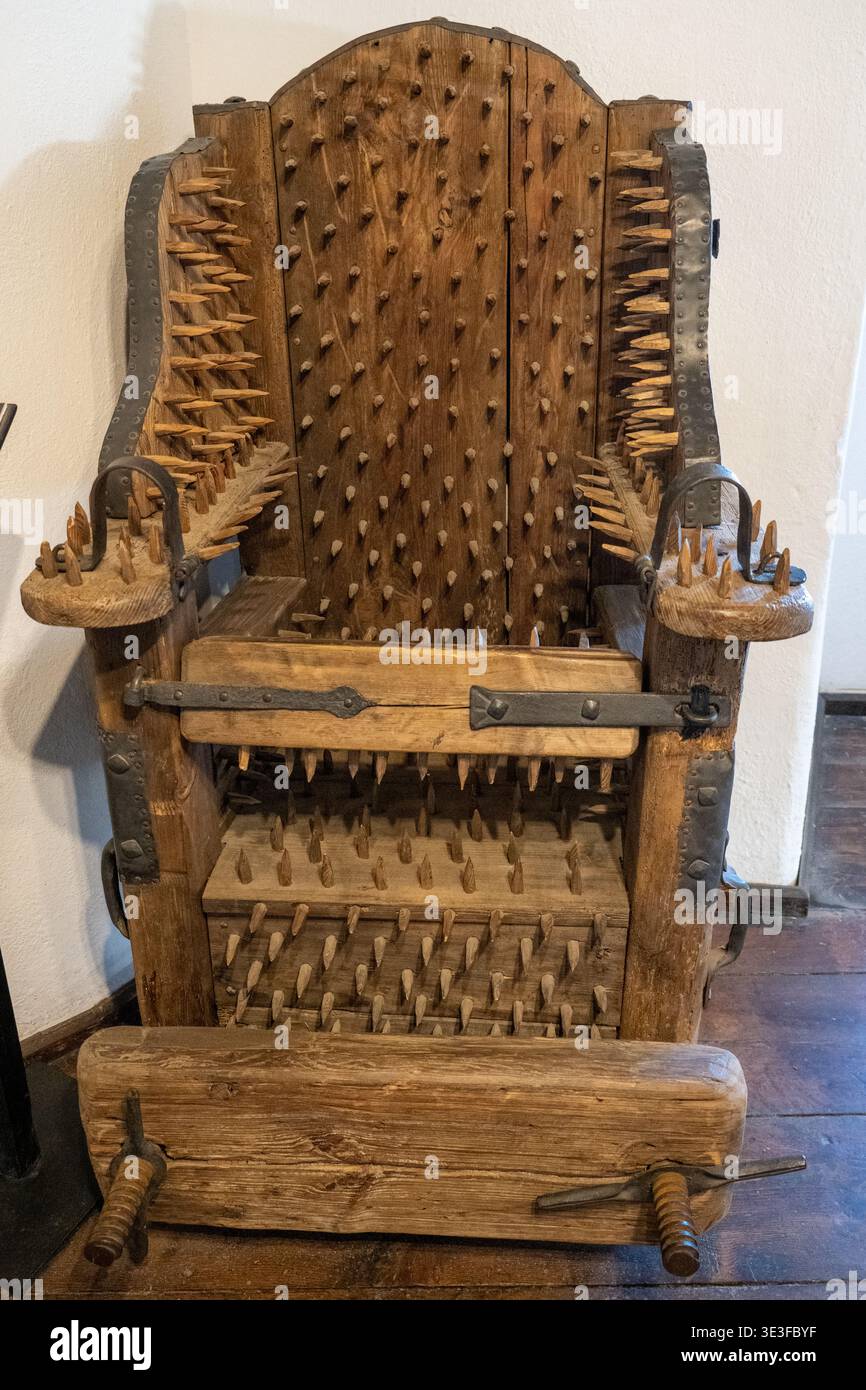Bran, Rumänien - 17. Februar 26: Nahaufnahme eines mittelalterlichen Stachelstuhls, der als historische Folterausstellung im Schloss Bran in Siebenbürgen, Rumänien gezeigt wird. Stockfoto