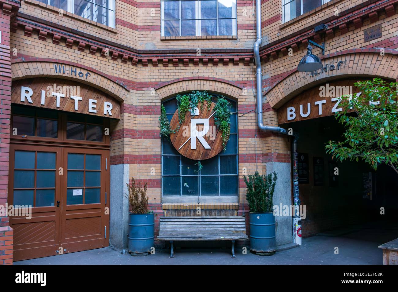 Eingangshof des berühmten Ritter Butzke Techno Clubs im historischen ehemaligen Butzke Werke Fabrikkomplex in Berlin Kreuzberg Stockfoto