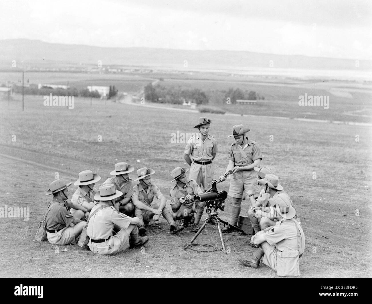 Mitglieder der jüdischen Siedlungspolizei während einer Feldschulung mit Maschinengewehr in der J.S.P..-Ausbildungsbasis in Kfar Jeladim, Israel, 08/1942 Stockfoto