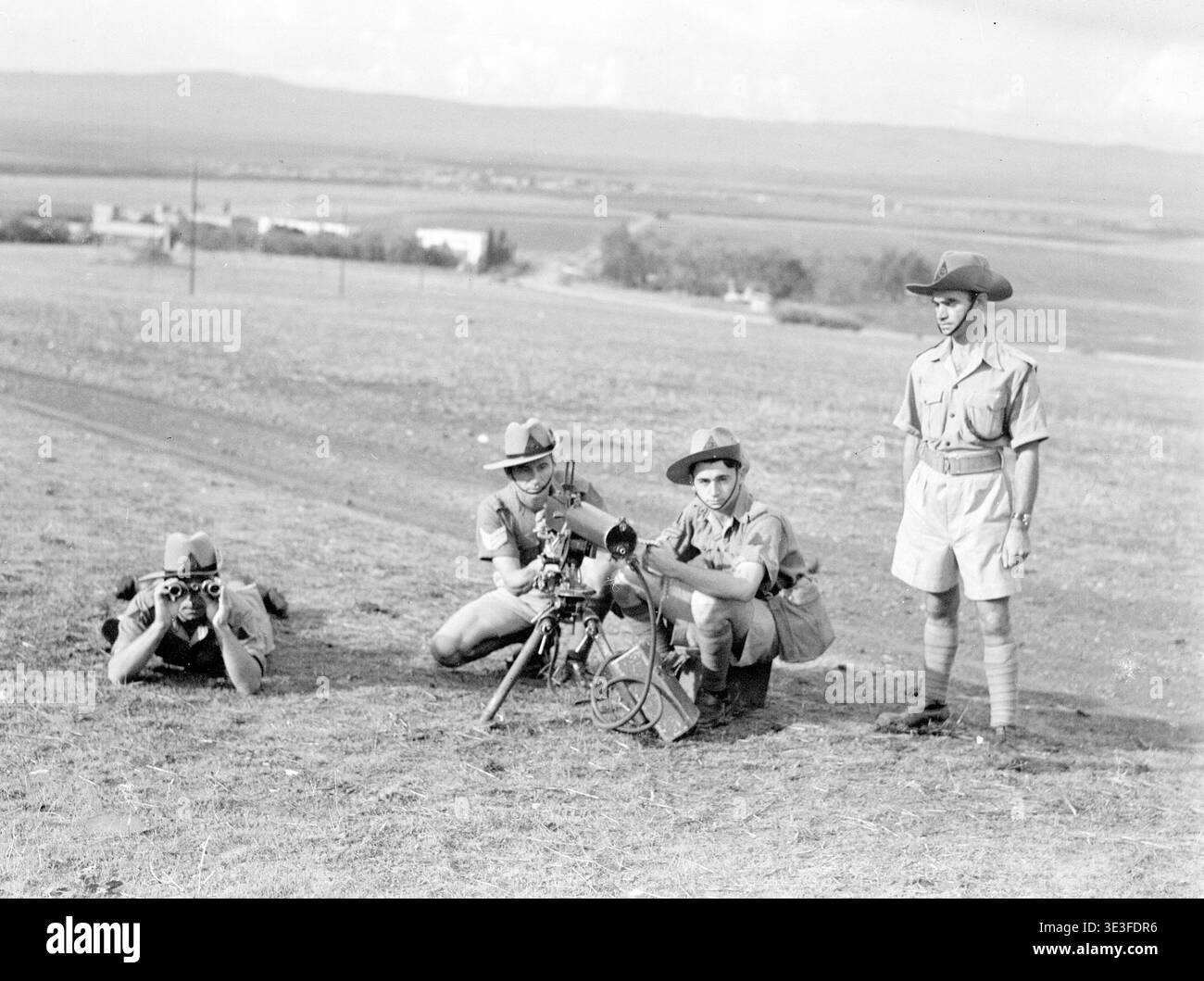 Mitglieder der jüdischen Siedlungspolizei während einer Feldschulung mit Maschinengewehren in der J.S.P..-Ausbildungsbasis in Kfar Jeladim, Israel, 08/1942 Stockfoto