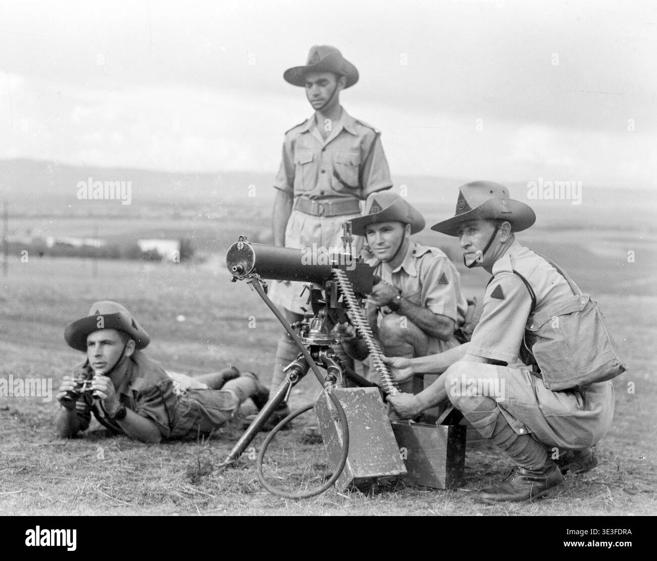 Mitglieder der jüdischen Siedlungspolizei während einer Feldschulung mit Maschinengewehr in der J.S.P..-Ausbildungsbasis in Kfar Jeladim, Israel, 08/1942 Stockfoto