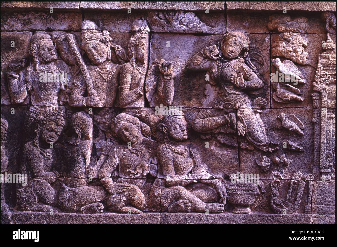 Relieftafel 1-11 im Borobudur-Tempel in Zentral-Java, Indonesien, mit einer Szene aus der Manohara-Geschichte. Aufgenommen 1992 im Großformat. Stockfoto