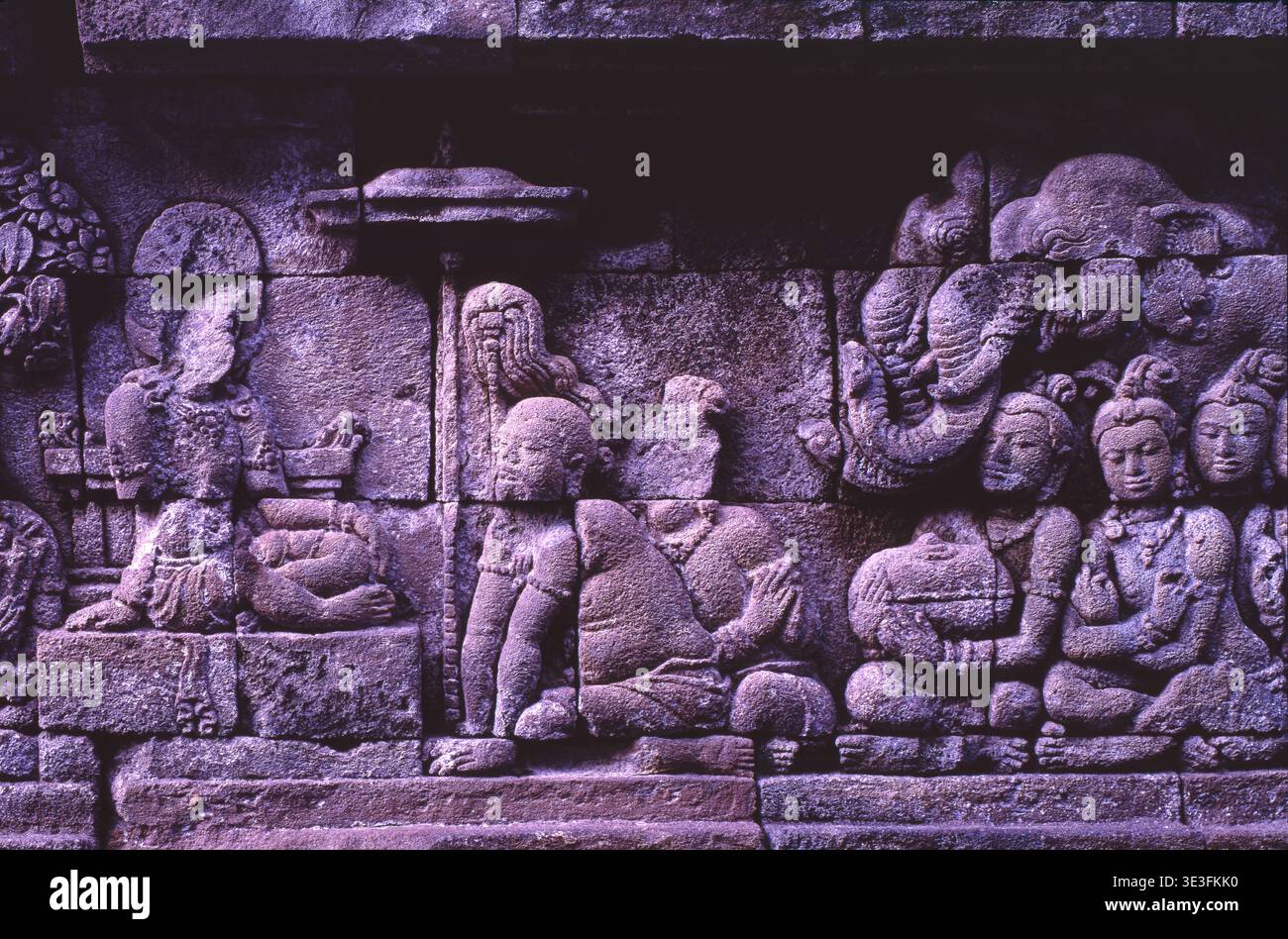 Relieftafel 2-16 auf der Balustrade der zweiten Galerie am Borobudur-Tempel in Indonesien, die ein Treffen mit Megha darstellt. Aufgenommen 1992 im Großformat. Stockfoto
