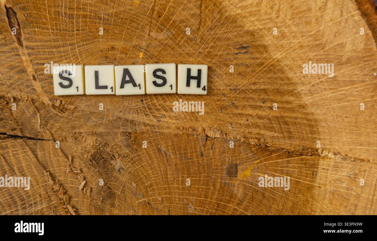 Lviv Ukraine 02.26.26 Spieler genießen den nationalen Scrabble Day, indem sie Buchstabensteine, die den SCHRÄGSTRICH auf einer Holzfläche buchstabieren, arrangieren. Der Fokus liegt auf dem g Stockfoto
