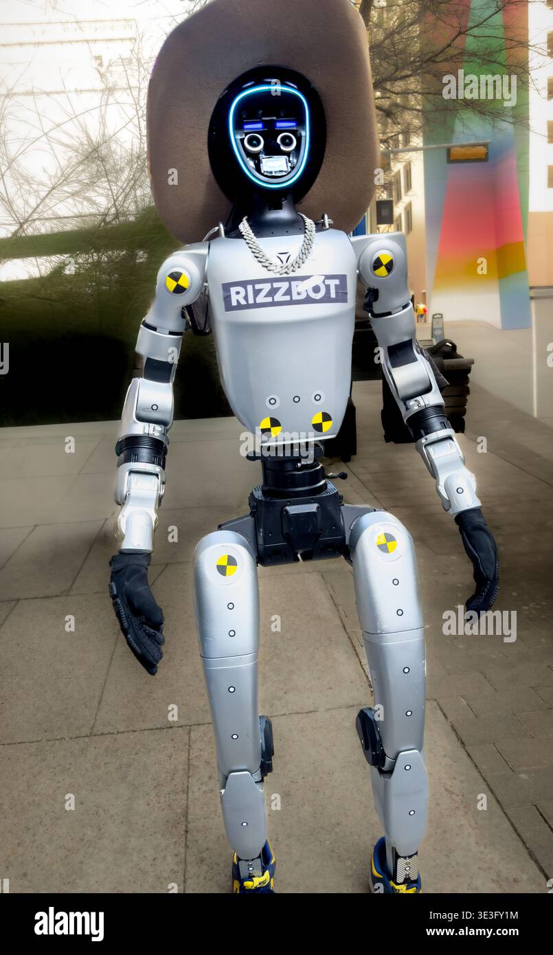 Rizzbot, ein ferngesteuerter humanoider Cowboy-Roboter, der während des SXSW Festivals 2026 in den Straßen von Austin, TX, unterhielt Stockfoto