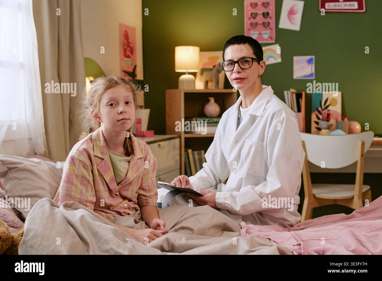 Ärztin berät Kranke Kind Mädchen Patientin sitzend auf Bett Stockfoto