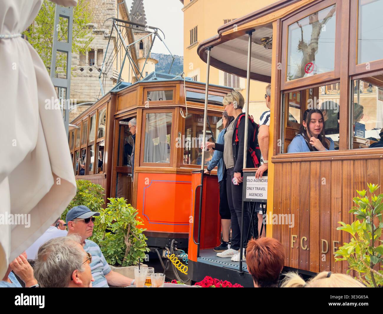 Passagier in einem Oldtimer-Zug auf dem Stadtplatz in Sóller auf Mallorca Stockfoto