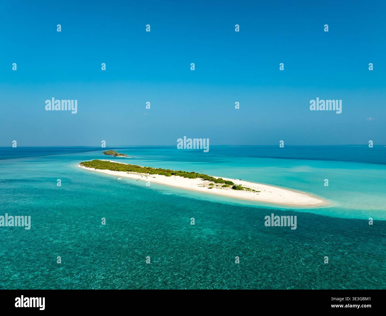 Vashafaru, Malediven - 24. Januar 2026: Aus der Vogelperspektive auf ein von Sand gesäumtes Inselschutzgebiet, umgeben von der riesigen, türkisfarbenen Weite des Ozeans, ein lebendiges Ko Stockfoto