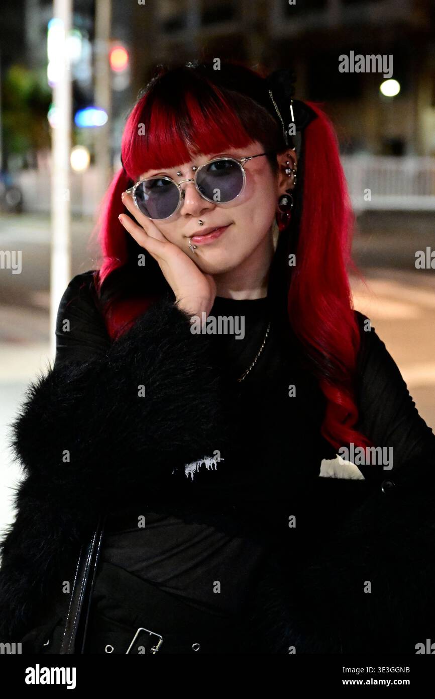 Porträt einer jungen Frau mit leuchtend roten Haaren in Naha, Okinawa, Japan. Stockfoto