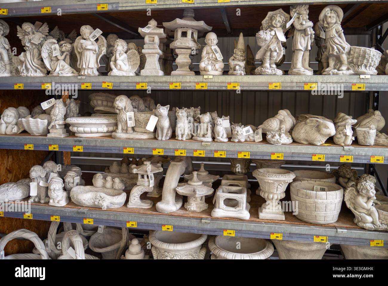 Dekorative Outdoor-Skulpturen Und Ornamente Erinnern An Nostalgische Rustikale Appeal Brünn, 21. März 2026. Stockfoto