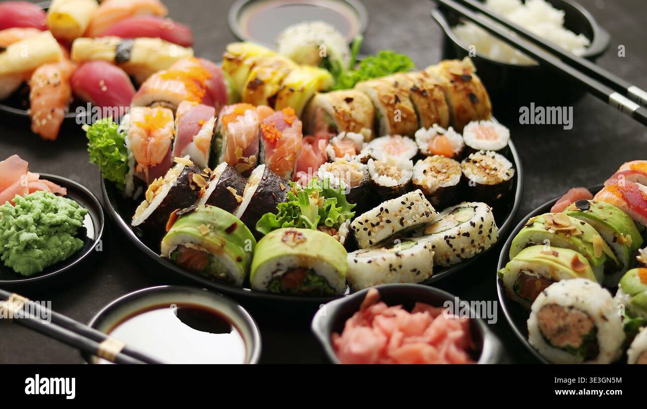 Deluxe-Sushi-Platte mit Nigiri und Maki serviert mit Sojasauce Stockfoto