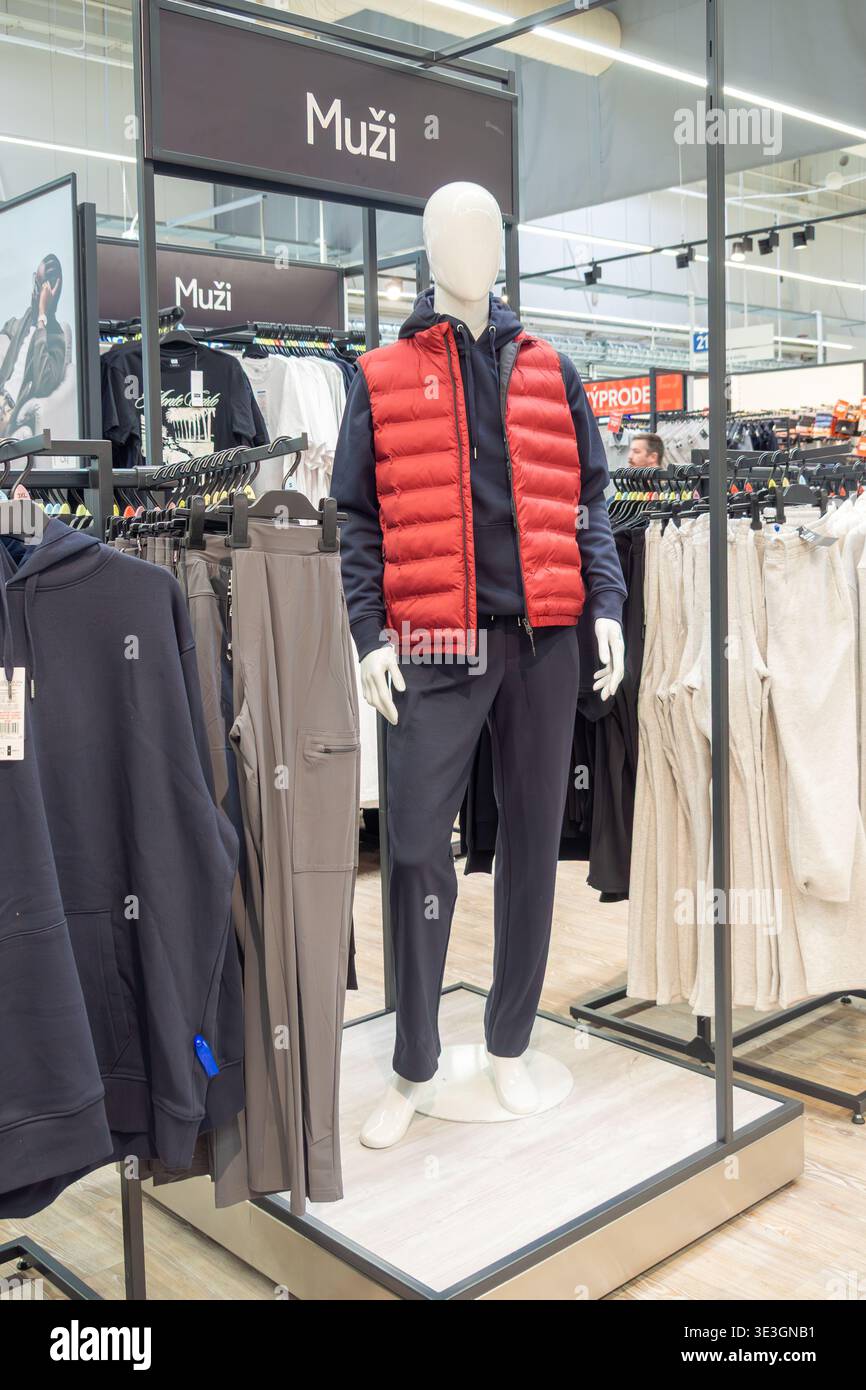 Contemporary Urban Clothing Showhousing Layered Textures In Stummgeschwungenen Tönen Brno, 21. März 2026. Stockfoto