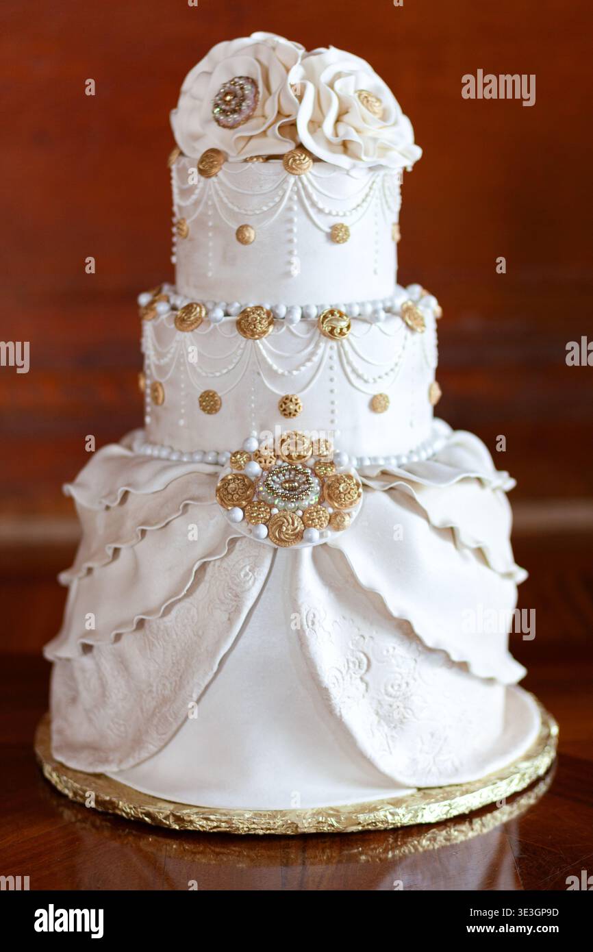 Elegante Hochzeitstorte im Vintage-Stil mit goldenen Details. Stockfoto