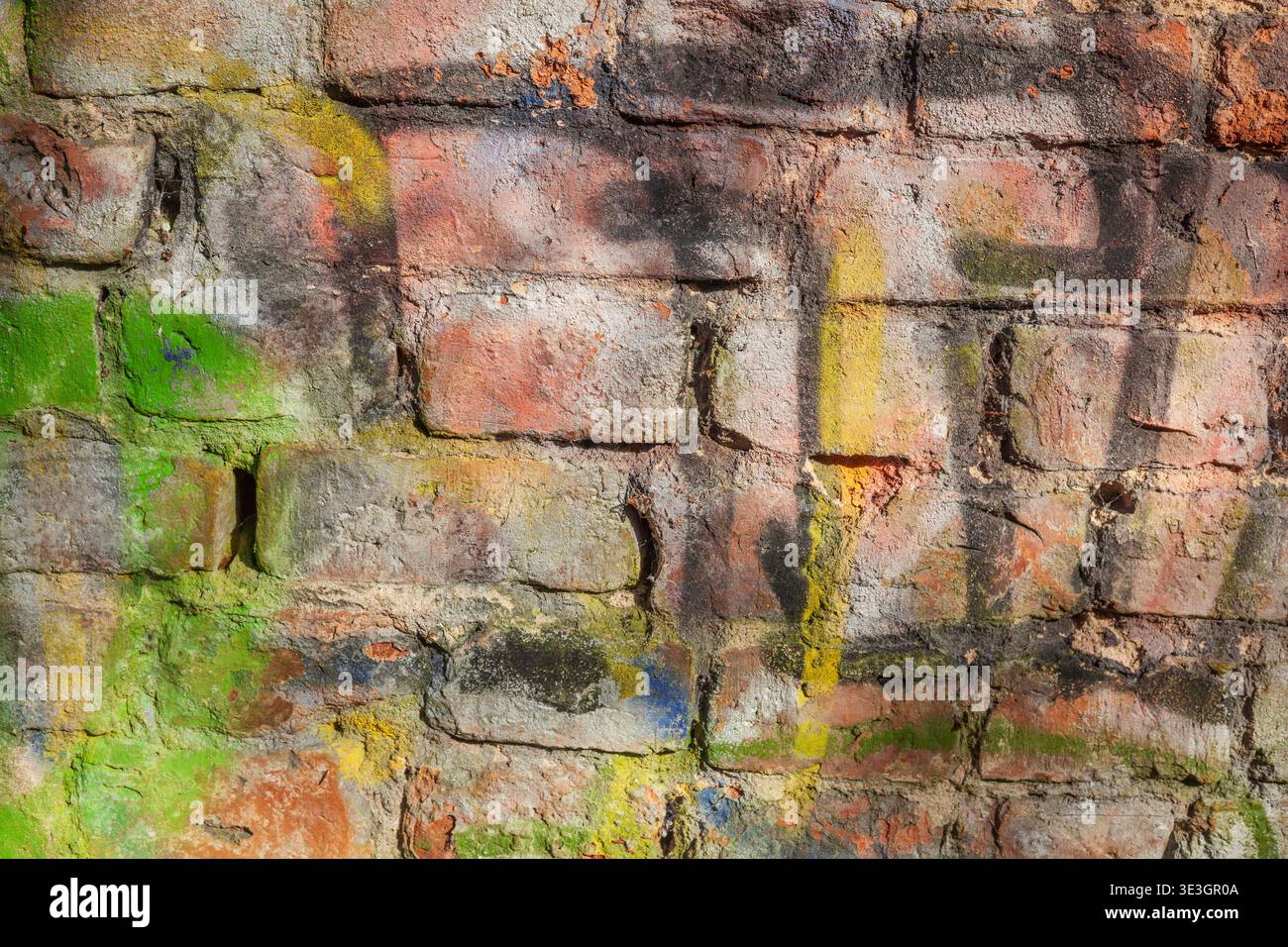 Bunt bemalte alte Backsteinmauer, Deutschland Stockfoto
