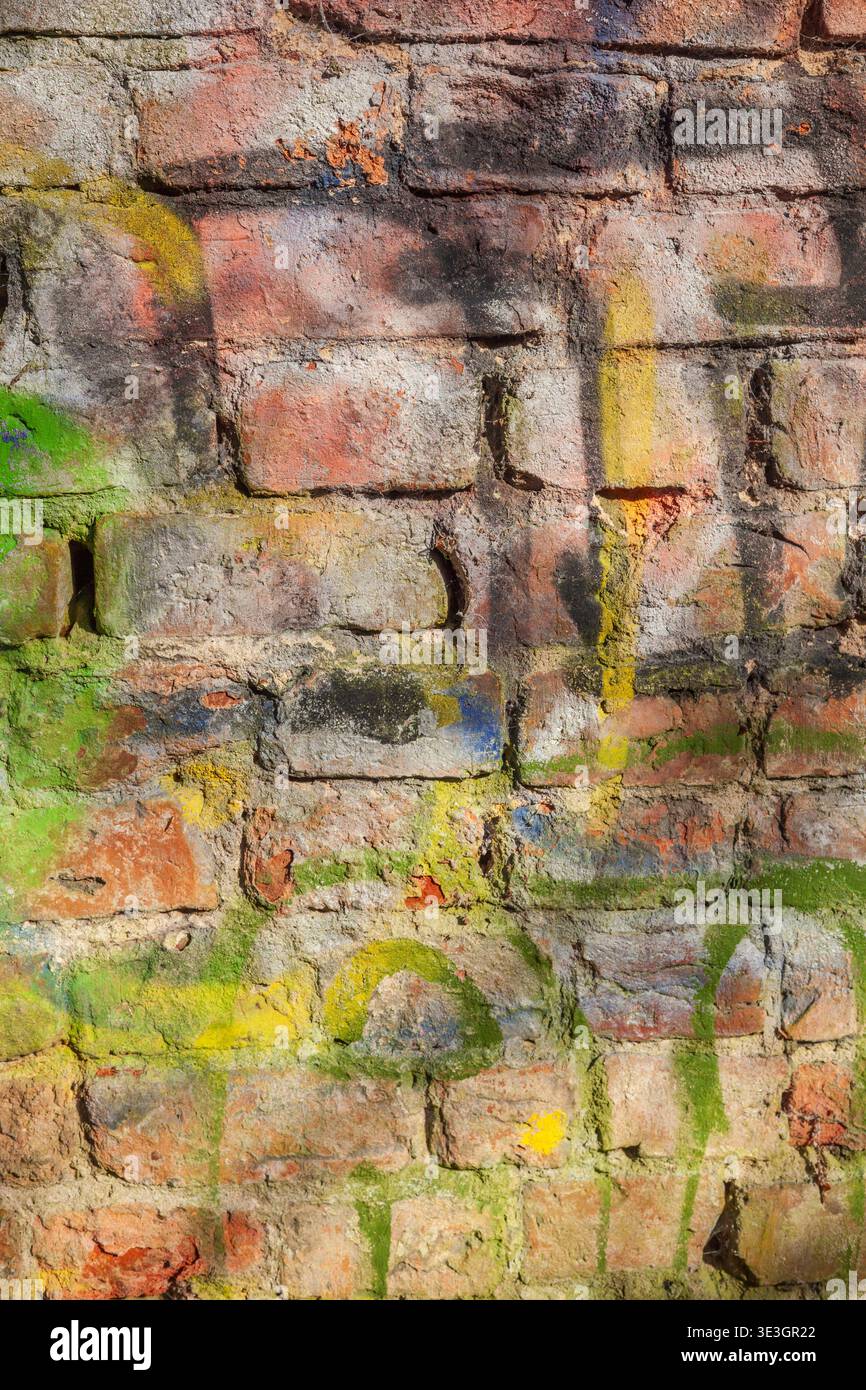 Bunt bemalte alte Backsteinmauer, Deutschland Stockfoto