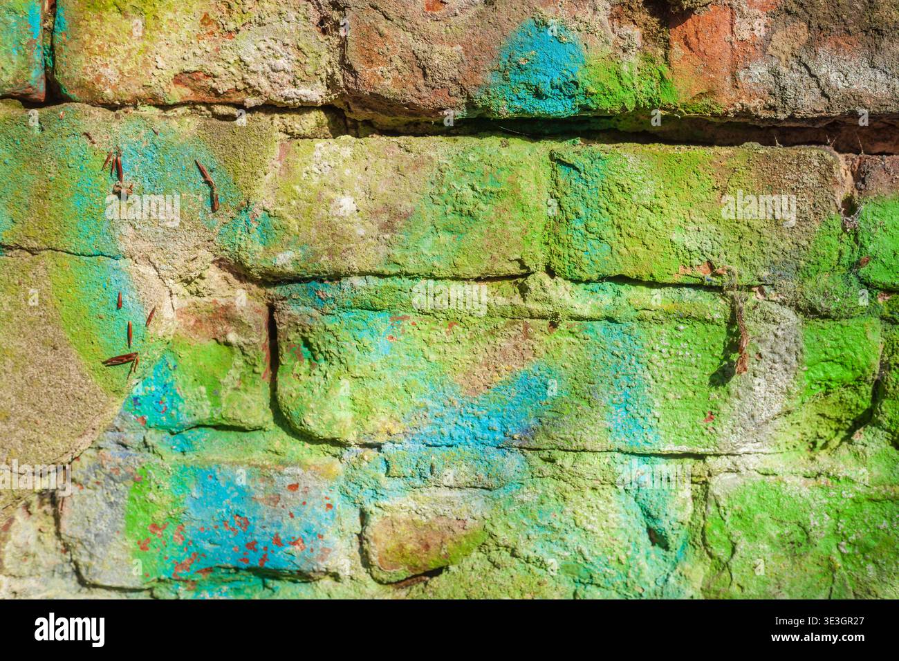 Bunt bemalte alte Backsteinmauer, Deutschland Stockfoto