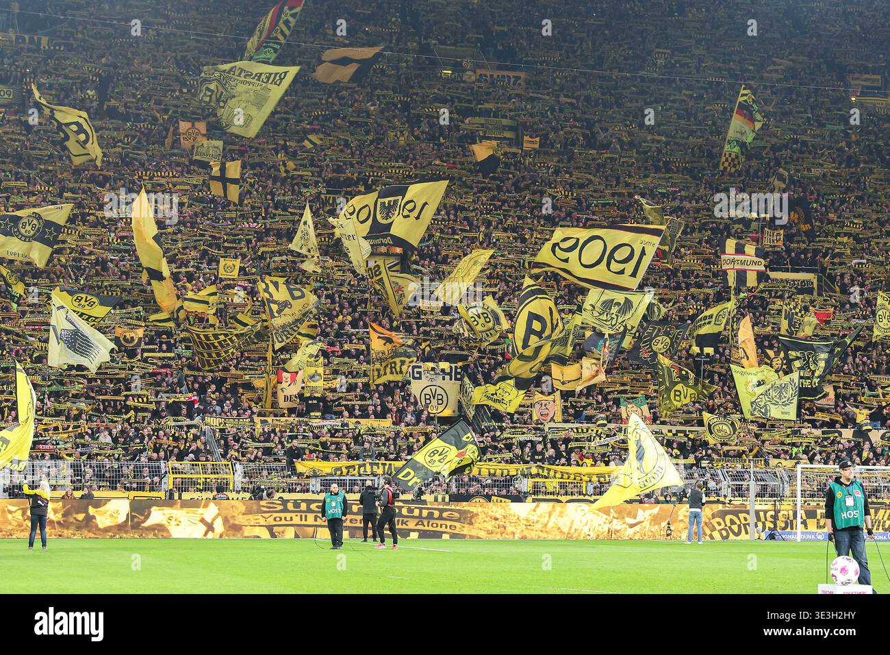 1. Bundesliga - Borussia Dortmund - HSV Hamburg am 21.03.2026 im Signal Iduna Park in Dortmund die Borussia Dortmund Fans auf der Südtribüne / Südtribüne mit Schals-Parade und Fahnen Foto: Osnapix / Marcus Hirnschal DFL Stockfoto